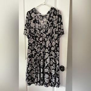 TORRID BLACK AND WHITE MIDI DRESS…EUC